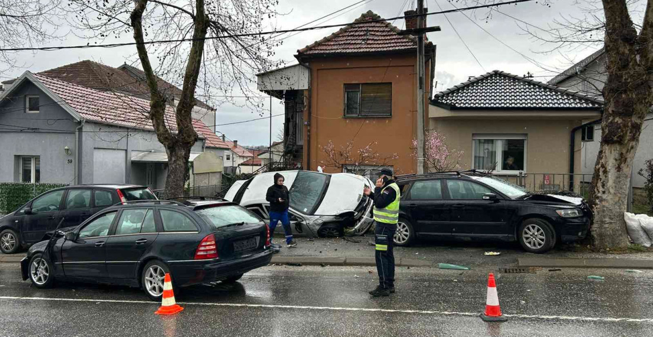 POZNATO KO JE POGINUO U KRAGUJEVCU! Teška nesreća odnela mlad život, ostala smrskana vozila (FOTO)