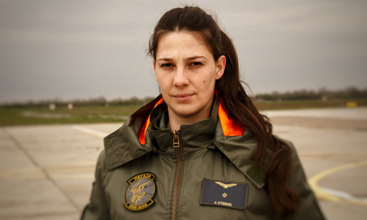 "SA KARAKTEROM SE VEĆ DOLAZI!" Potporučnik Jelena Stević, prva žena pilot po novom modelu, "Nema predrasuda!" (VIDEO)