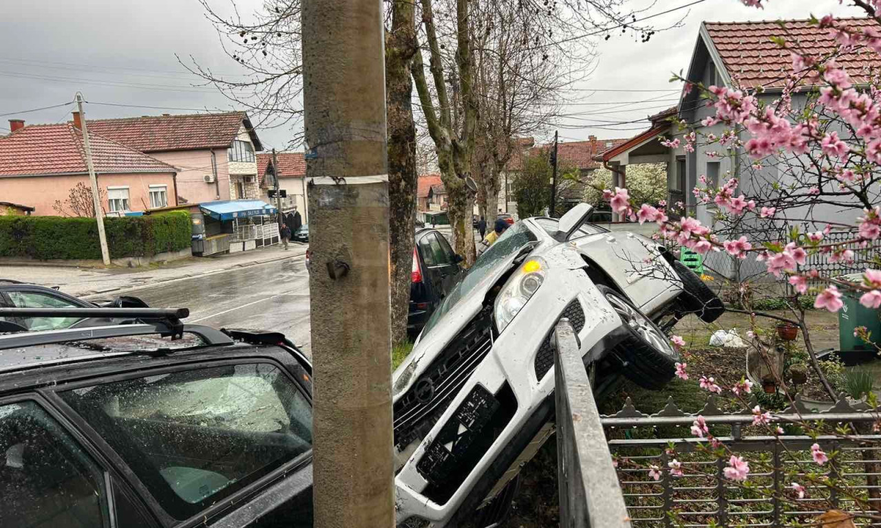 JEDNA OSOBA POGINULA, VIŠE POVREĐENO! Vozilo završilo na ogradi posle teške saobraćajke u Kragujevcu (FOTO)