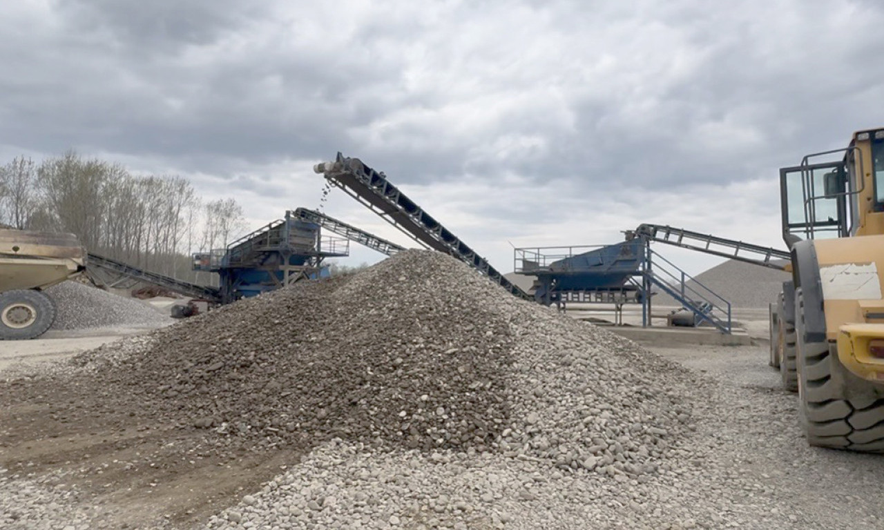 HAPŠENJE KOD LOZNICE Muškarac iskopavao pesak i šljunak na Drini i Jadru (FOTO, VIDEO)