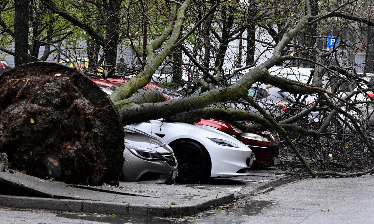 NEVREME U ZAGREBU KAKVO NIJE VIĐENO 100 GODINA! Orkanski udari vetra paralisali ulice! Ljudi zarobljeni u kućama (FOTO)