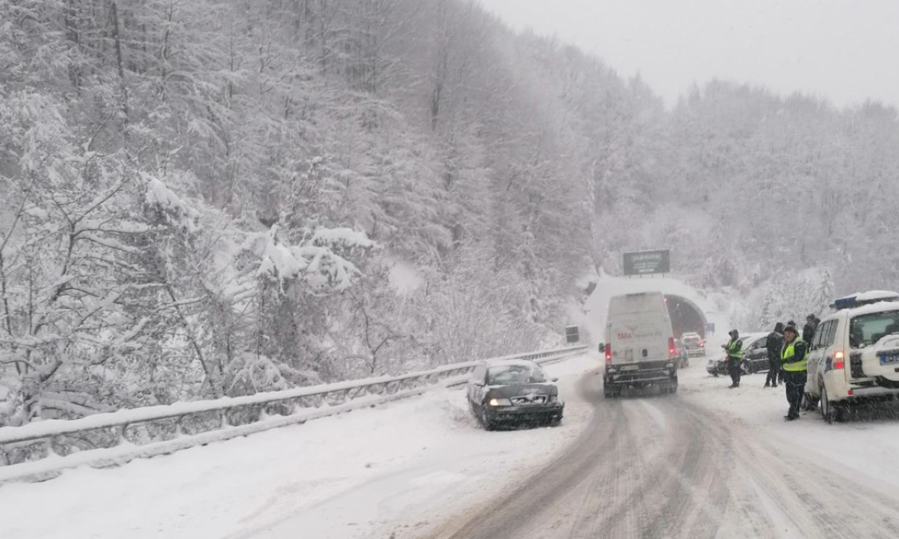 KARAMBOL NA PUTU ZA ZLATIBOR! Poprečili se šleperi, više udesa... Sneg ne odustaje (FOTO)