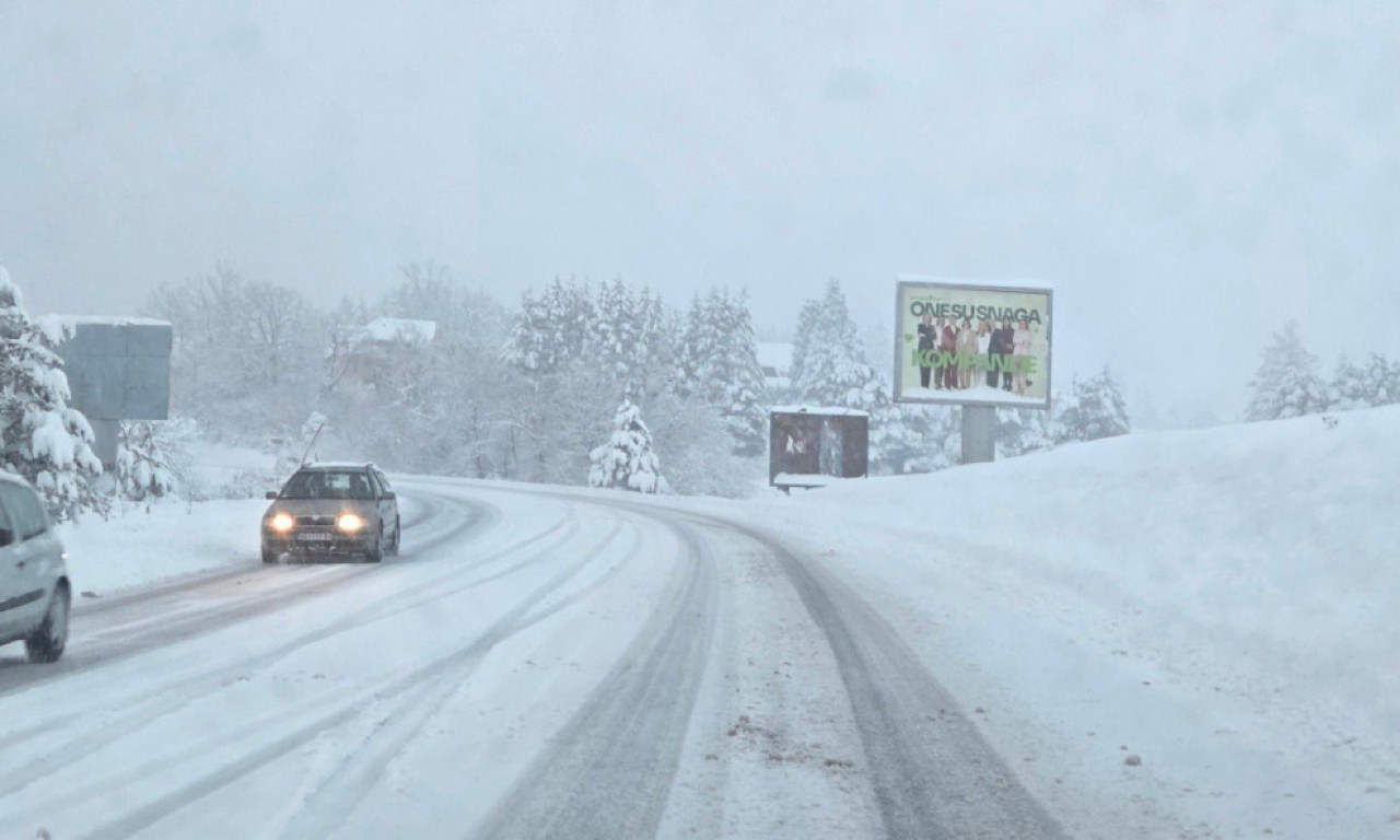 ZLATIBOR ZAVEJAN, PALO 20 CM SNEGA: 12 ekipa sa kamionima na terenu, ovo su slike sa lica mesta (FOTO)