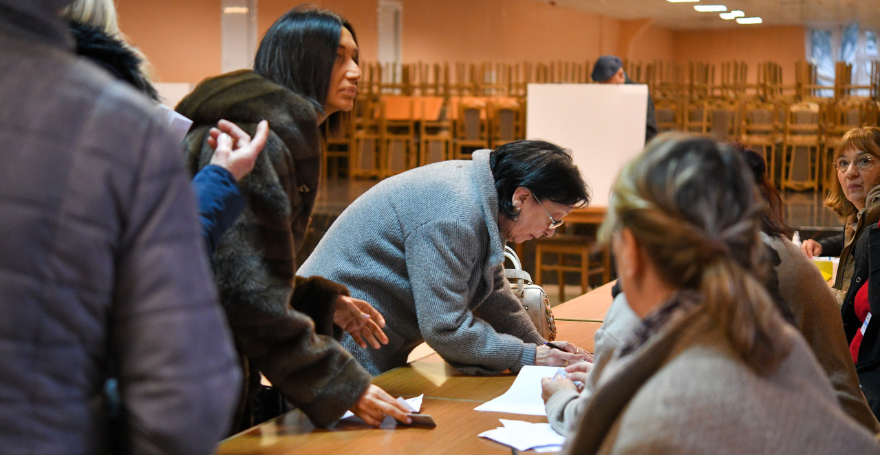BLOKADERI NAPALI PRISTALICE SNS U BORU! Incidenti na izborima, ljudi završili u bolnici!