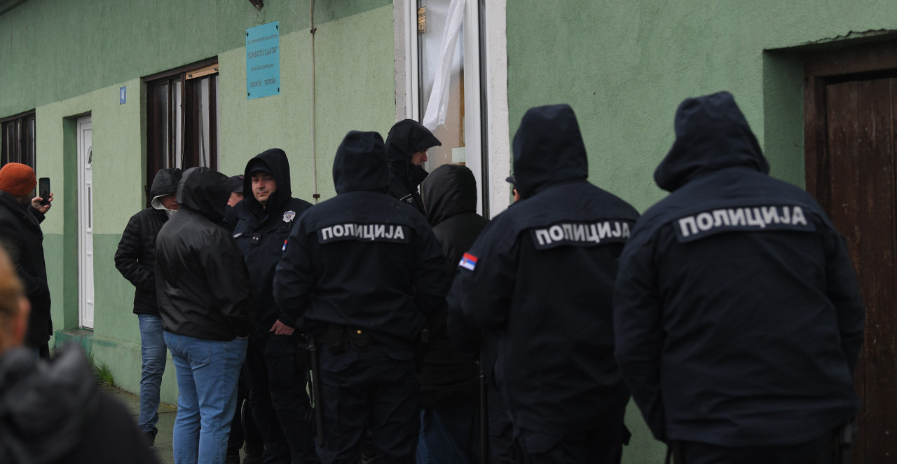 INCIDENTI TOKOM IZBORA U SELU KRUŠIĆ KOD KULE! Pogledajte provokacije blokadera ispred Mađarskog doma (FOTO+VIDEO)