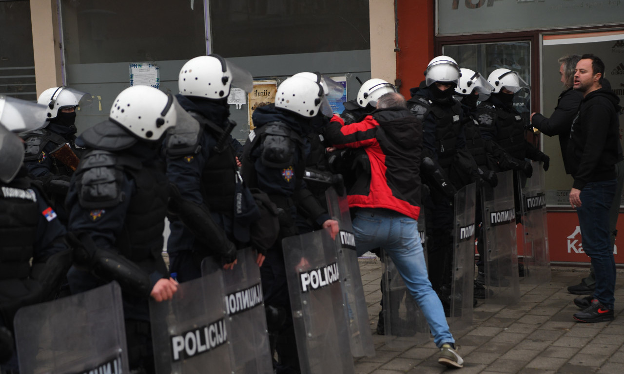 NAPETO U CRVENKI Pristalice opozicije i dalje okupljene ispred prostorija SNS-a, došlo do sukoba sa policijom (VIDEO)