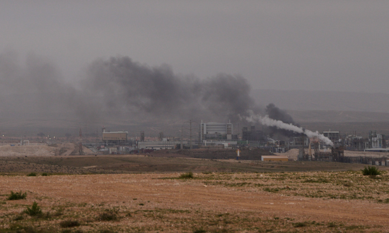 IRANSKI UDAR NA HEMIJSKI POGON! Panika na jugu Izraela, nadležne službe poveravaju situaciju na terenu (FOTO)