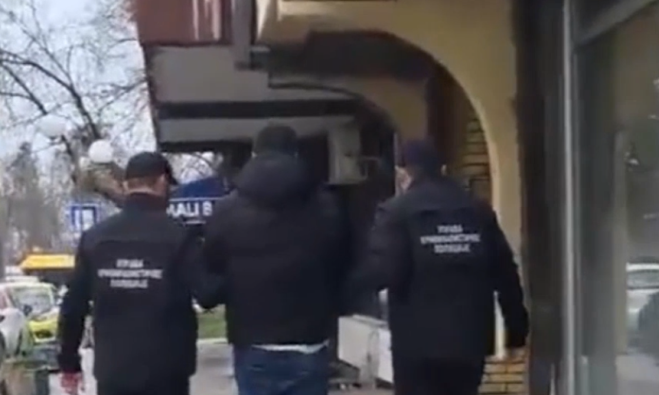 HAPŠENJE U KULI: Sekirom demolirao štand SNS i udario aktivistu