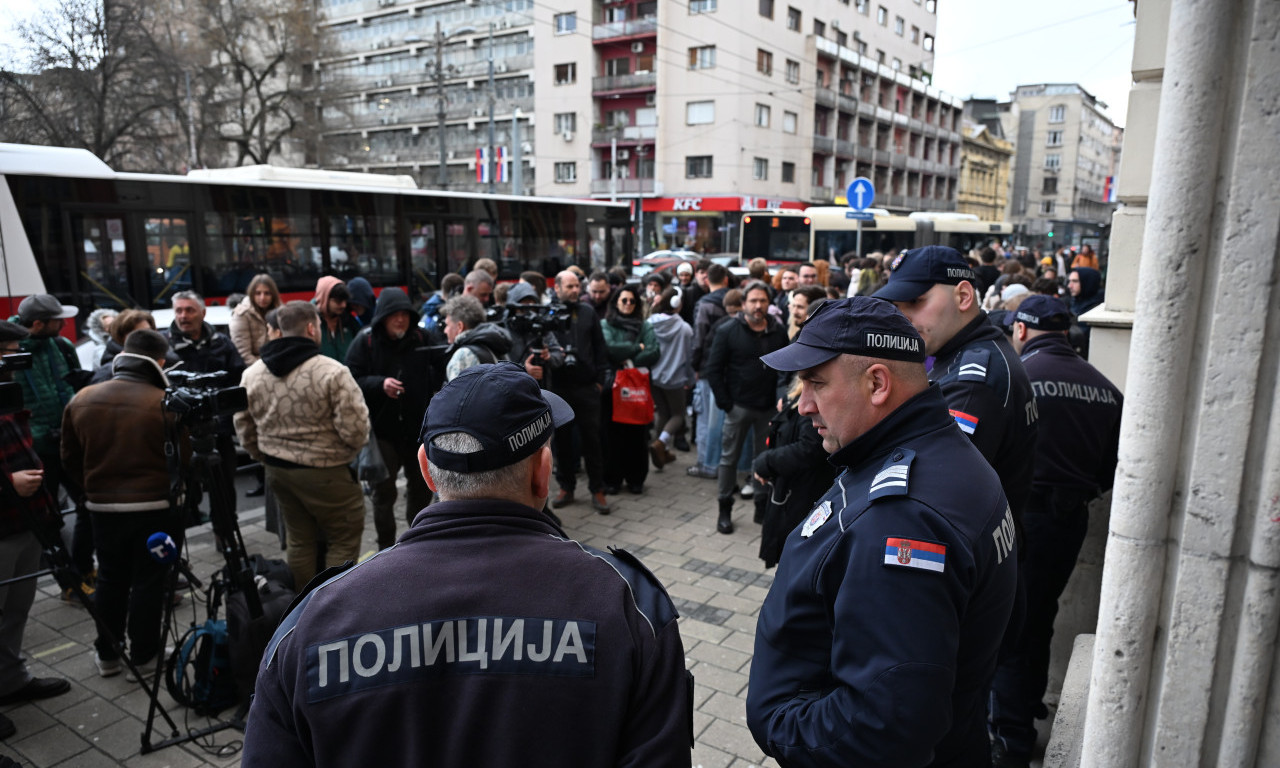 BLOKIRAN SAOBRAĆAJ NA STUDENTSKOM TRGU! Šaka građana ispred zgrade Rektorata (FOTO/VIDEO)