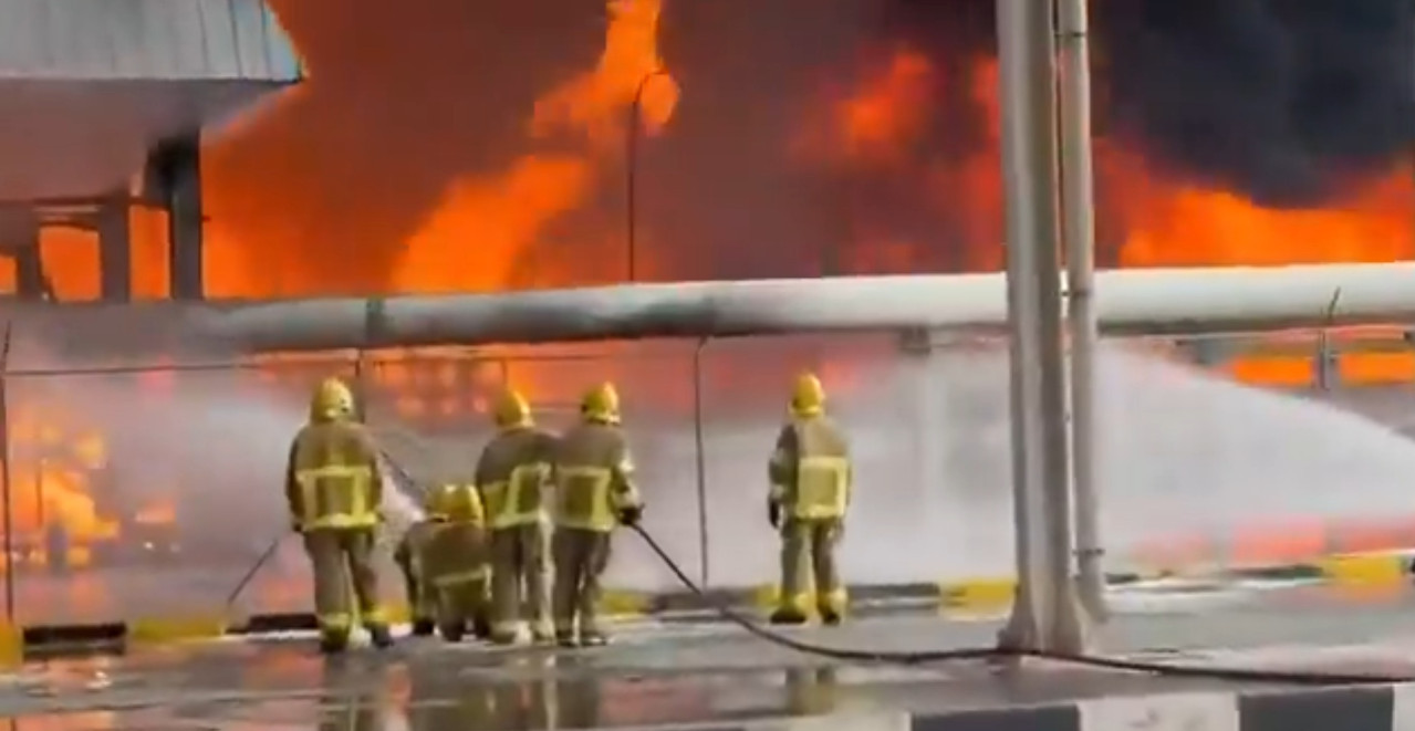 VELIKI NAPAD NA AERODROM! Iranski dronovi pogodili rezervoare za gorivo, zastrašujući snimci buktinje (VIDEO)
