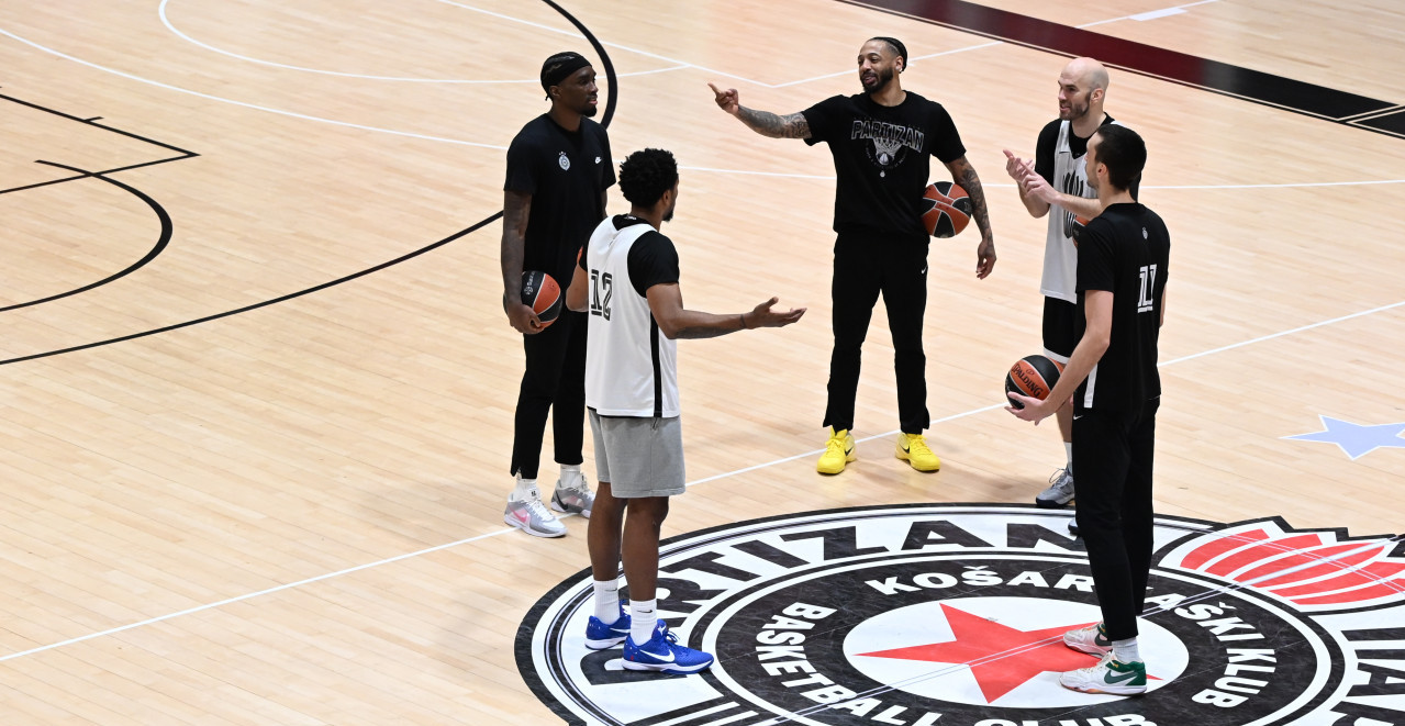POGLEDAJTE KAKO SE PARTIZAN SPREMA ZA ZVEZDU Uzavrela atmosfera na parketu, a evo šta kaže Penjaroja (VIDEO)