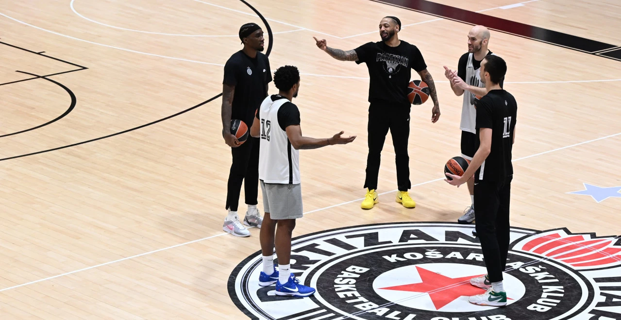 POGLEDAJTE KAKO SE PARTIZAN SPREMA ZA ZVEZDU Uzavrela atmosfera na parketu, a evo šta kaže Penjaroja (VIDEO)