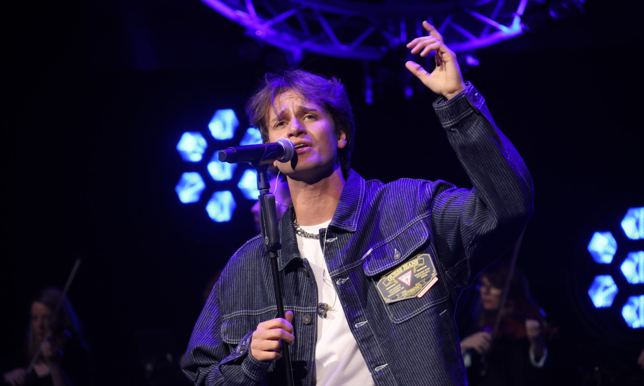 TREĆI KONCERT JAKOVA JOZINOVIĆA U "SAVA CENTRU" Čolina ćerka prvi put u javnosti nakon bombaškog napada (VIDEO)