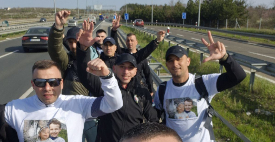 ZA POMOĆ MALOJ SOFIJI I FEĐI NEMA PREPREKA! Srpski policajci koji pešače do Ostroga bratski dočekani u Crnoj Gori