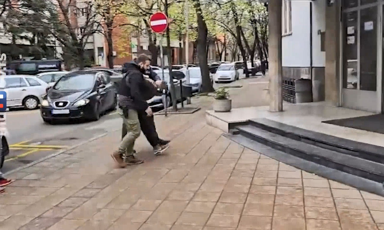 POGNUTA GLAVA, LISICE NA RUKAMA! Pogledajte kako je priveden osumnjičeni za silovanje devojke kod Merošine (VIDEO)