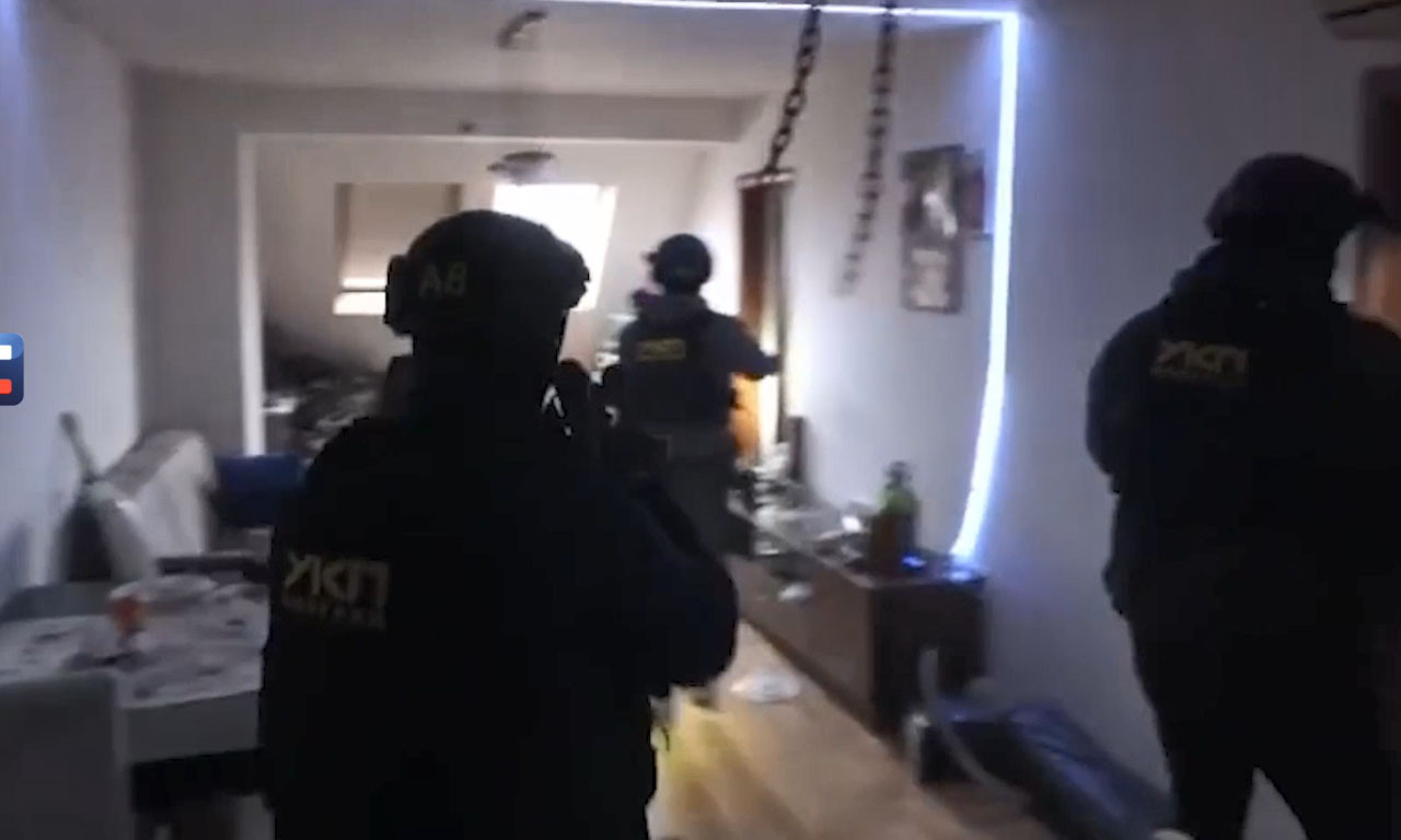 TINEJDŽER BACIO BOMBU NA POZNATU TERETANU U ZEMUNU! Uhapšen osumnjičeni zbog izazivanja opšte opasnosti (VIDEO)