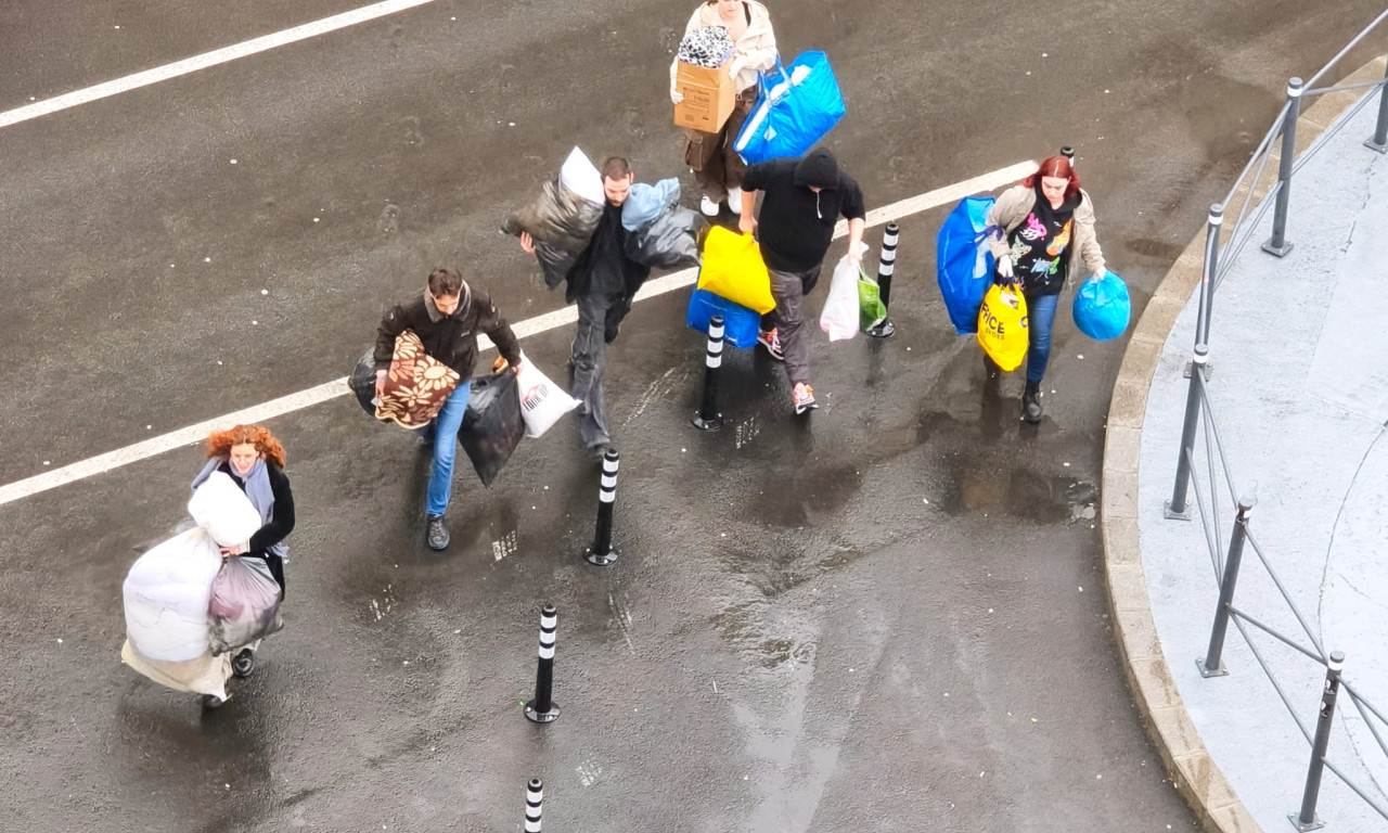 STUDENTI U BLOKADI NAPUŠTAJU ZGRADU REKTORATA UNIVERZITETA U BEOGRADU Pogledajte kako to izgleda (VIDEO)