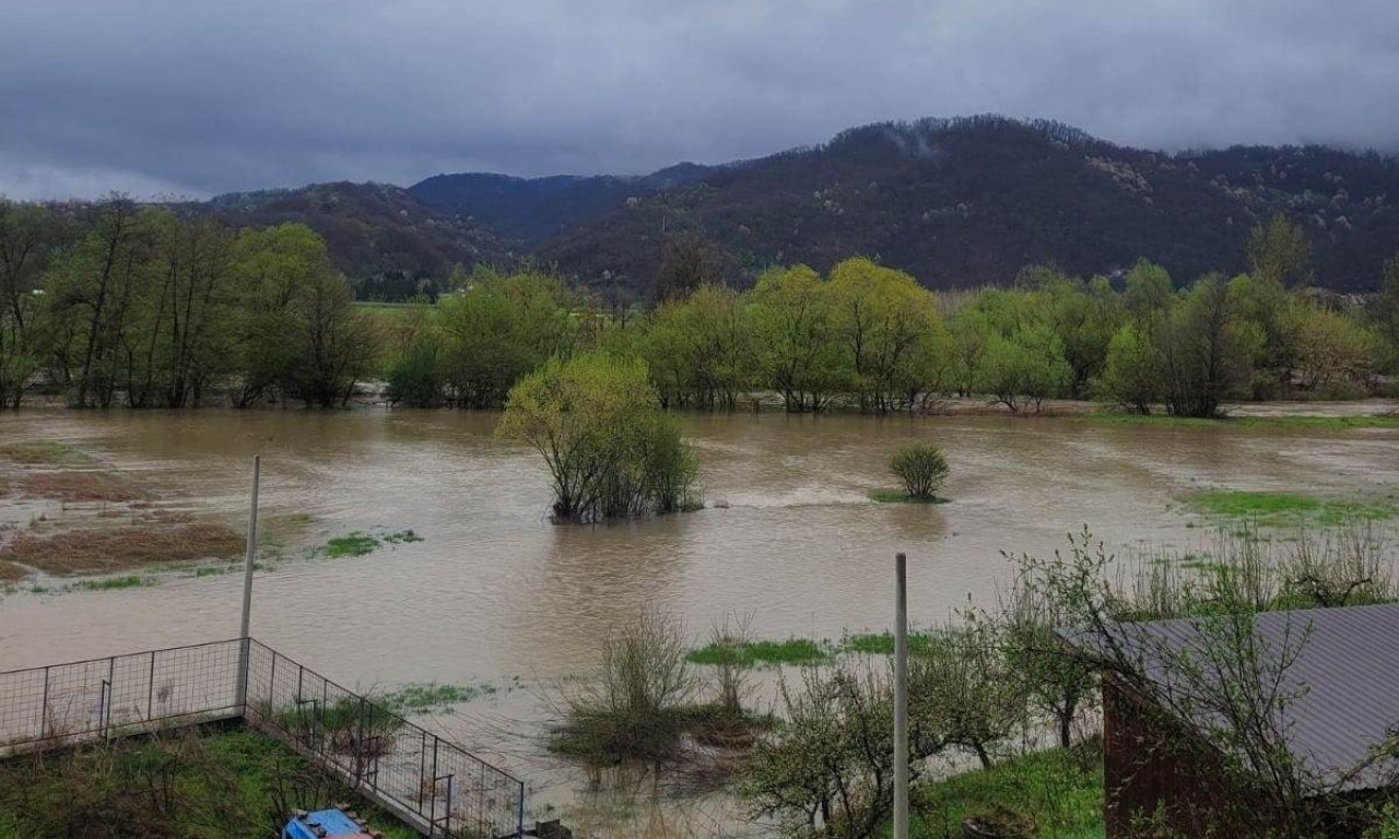 VODA SE ŠIRI PO SELIMA KOD POŽEGE: Zapadna Morava poplavila njive, meštani zabrinuti (FOTO)
