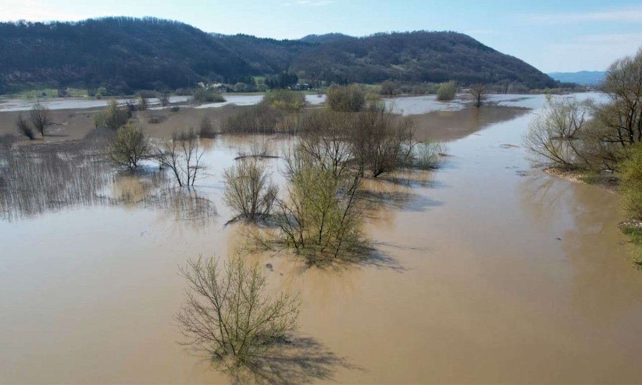 POPLAVLJENI RATARI U LUČANIMA Putevi i njive potpuno pod vodom, uvedena vanredna odbrana od poplava...(FOTO)