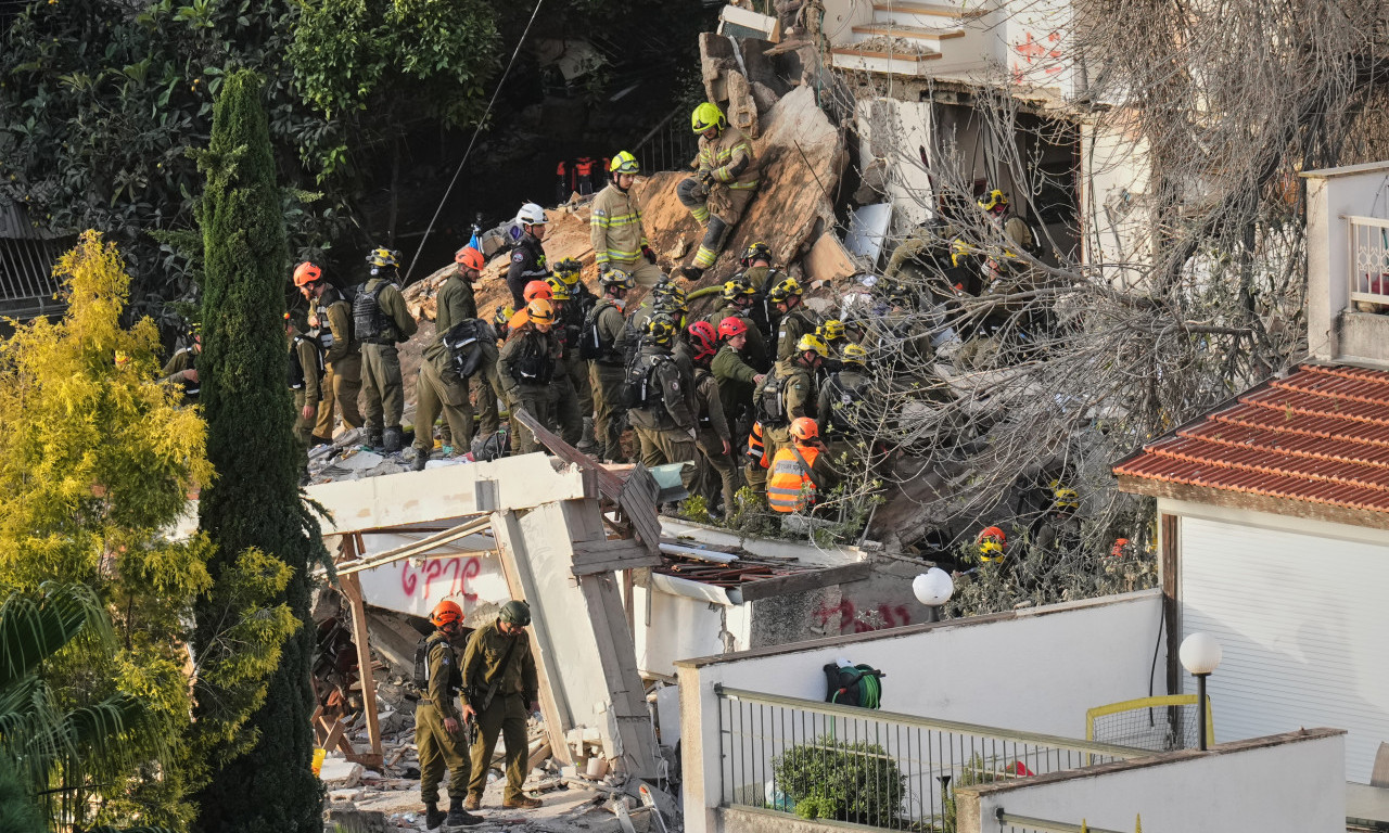 BROJE SE MRTVI, MEĐU NJIMA DECA! Iran i Izrael nemilosrdni tokom noći, projektil pao na stambenu zgradu (FOTO)