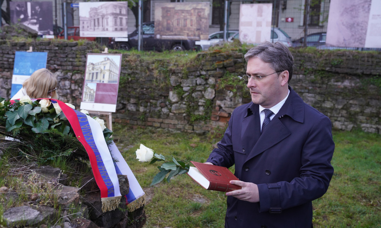 PRE 85 GODINA BEOGRAD JE RAZOREN U DRUGOM SVETSKOM RATU Selaković položio cveće na mestu stradanja NBS
