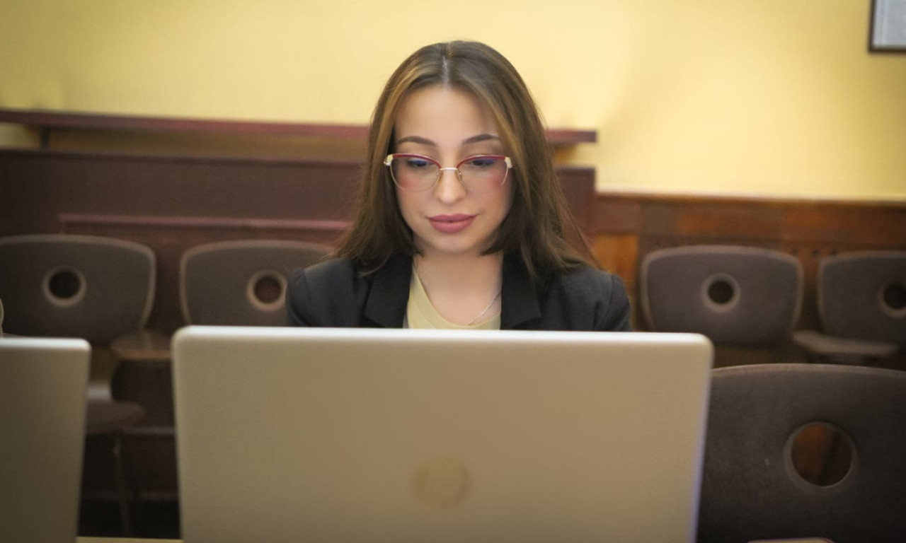 JOVANA SIMIĆ: PODRUM PUN EMOCIJA Kada pozitivnost postane poricanje