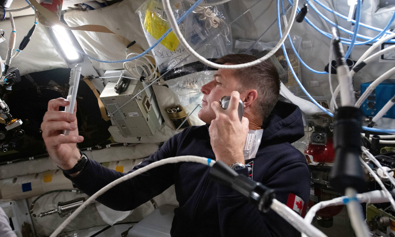 IPHONE PRVI PUT U SVEMIRU! Evo koji su telefon poneli astronauti - da li ste iznenađeni? (FOTO)