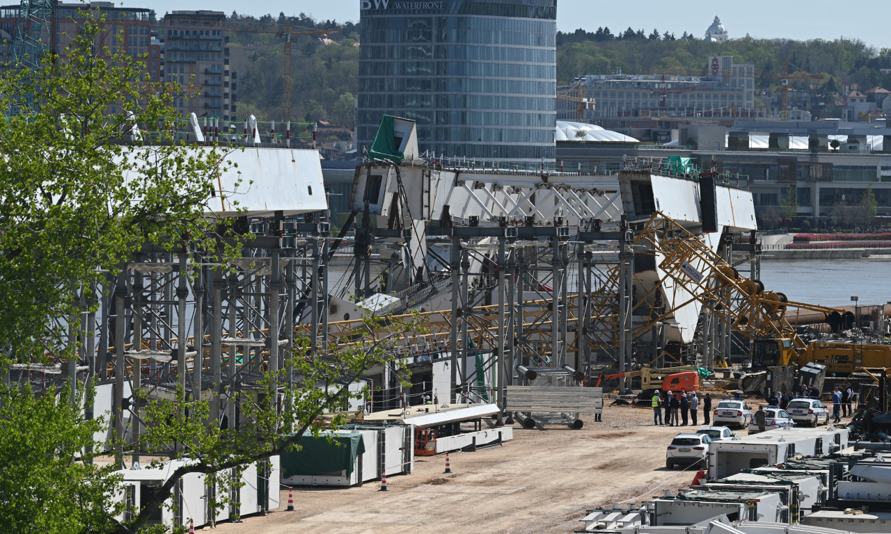 POGLEDAJTE SLIKE SA MESTA NESREĆE NA STAROM SAJMIŠTU: Kran sa 350 tona tereta se obrušio na zemlju (FOTO+VIDEO)