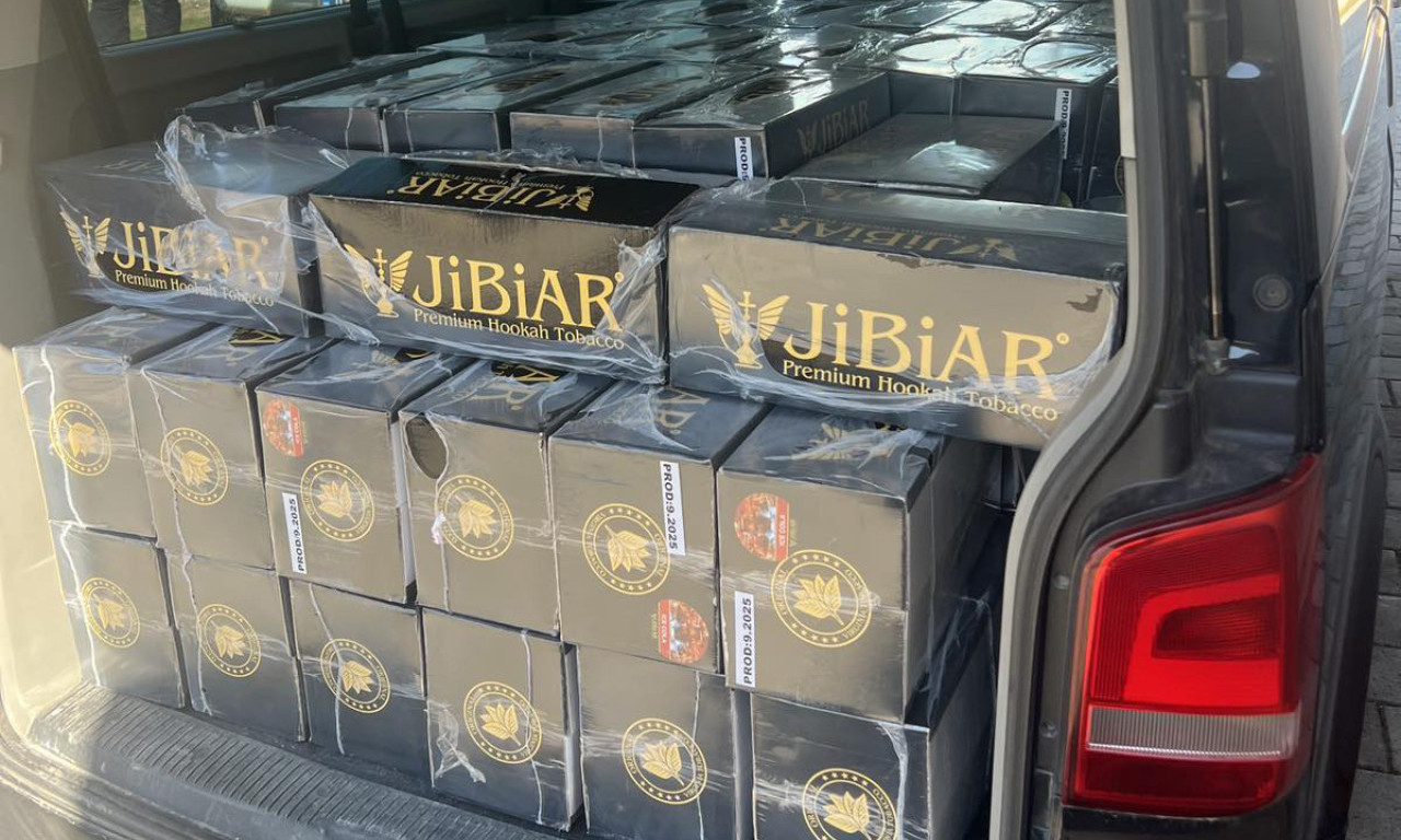 POLICIJA U KOMBIJU ZATEKLA 3.000 KUTIJA DUVANA ZA NARGILE BEZ MARKICA Vozač uhapšen (FOTO)