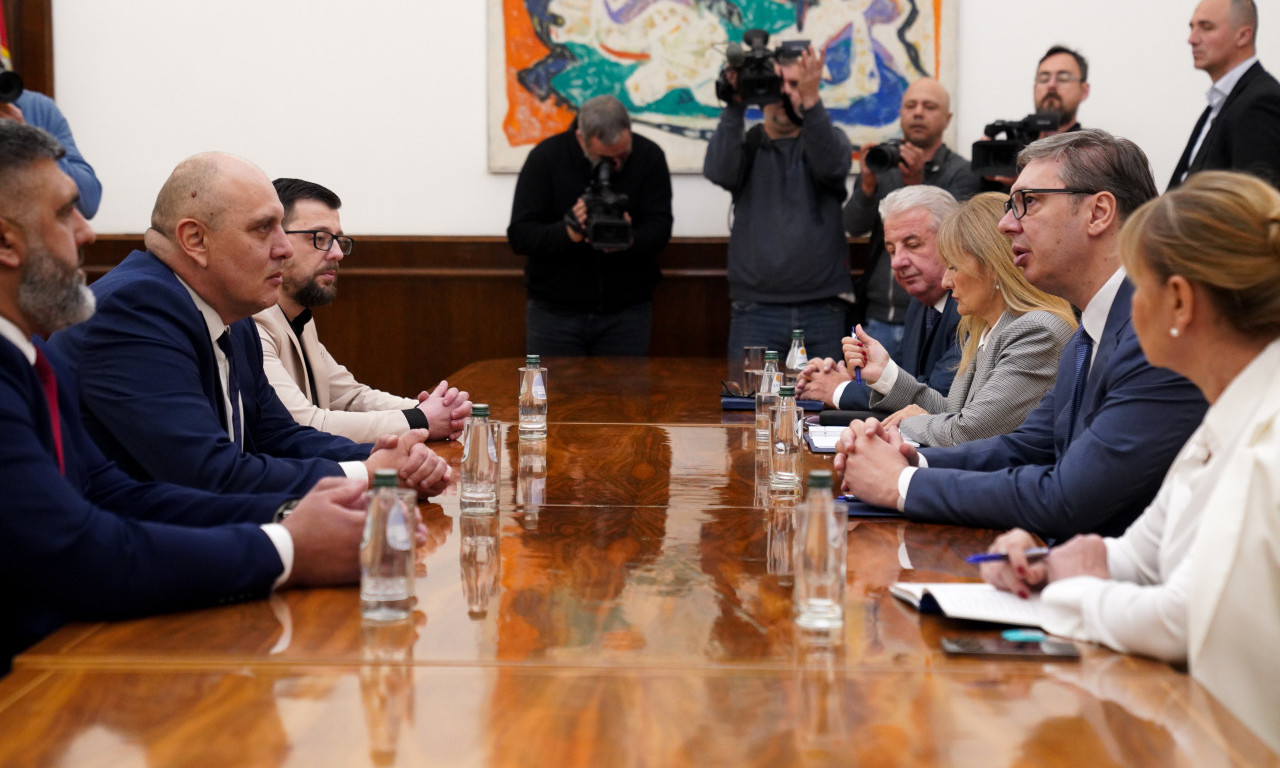 PREDSEDNIK VUČIĆ NASTAVIO KONSULTACIJE Najpre se susreo sa Udruženim sindikatom Sloga, planiran sastanak i sa SNS