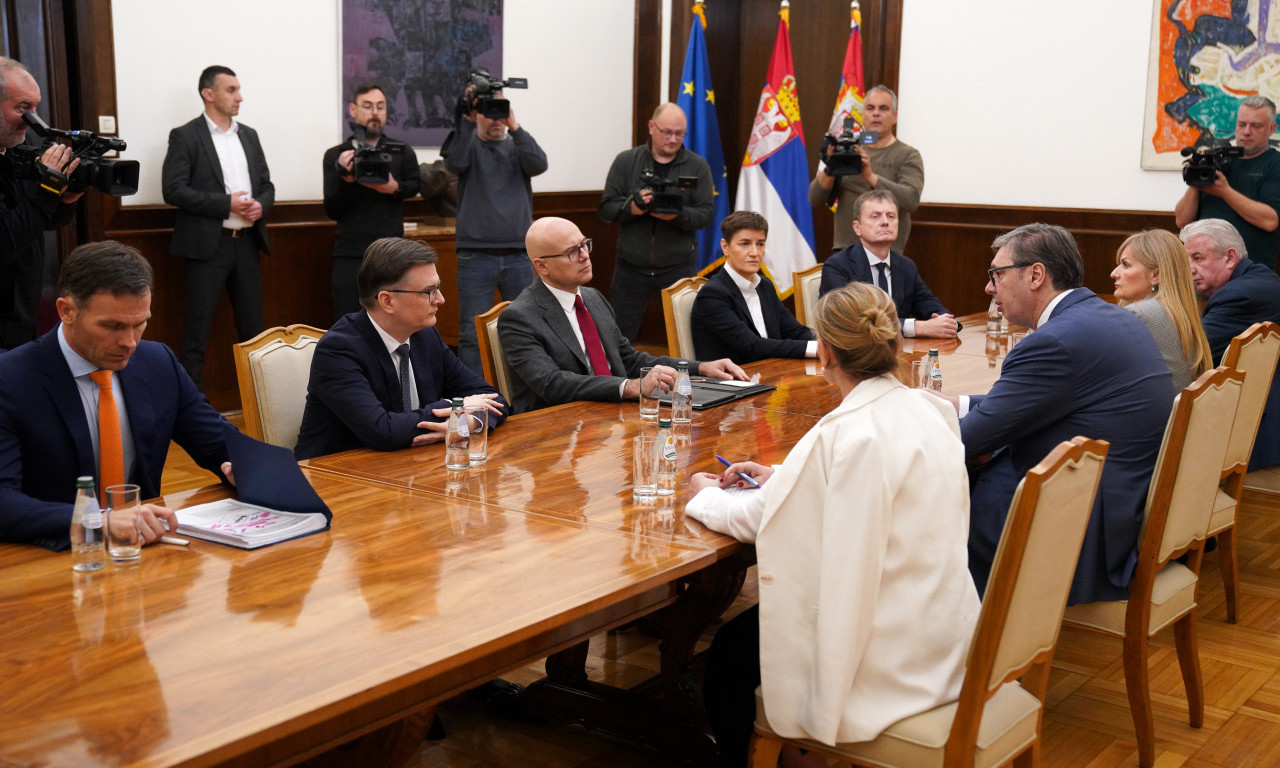 PREDSEDNIK VUČIĆ NASTAVIO KONSULTACIJE Najpre se susreo sa Udruženim sindikatom Sloga, a potom sa predstavnicima SNS