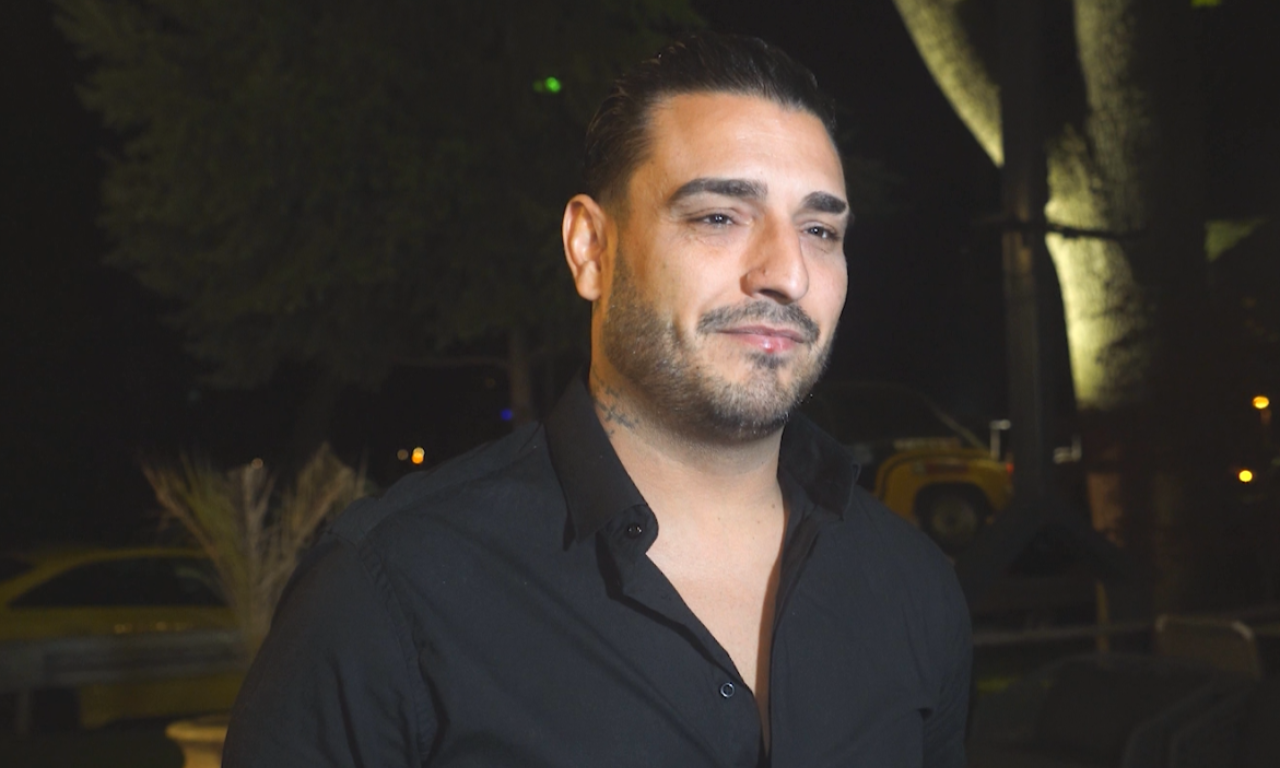 PRVI PUT U JAVNOSTI NAKON SAHRANE BRATA Utučeni Darko Lazić došao na nastup Uroša Živkovića (VIDEO)