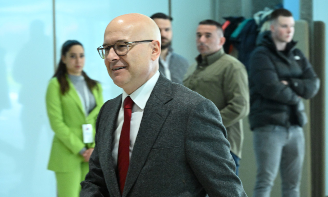 ZAVRŠENA SEDNICA PREDSEDNIŠTVA SNS-a! Uskoro zaseda Glavni odbor stranke (FOTO)