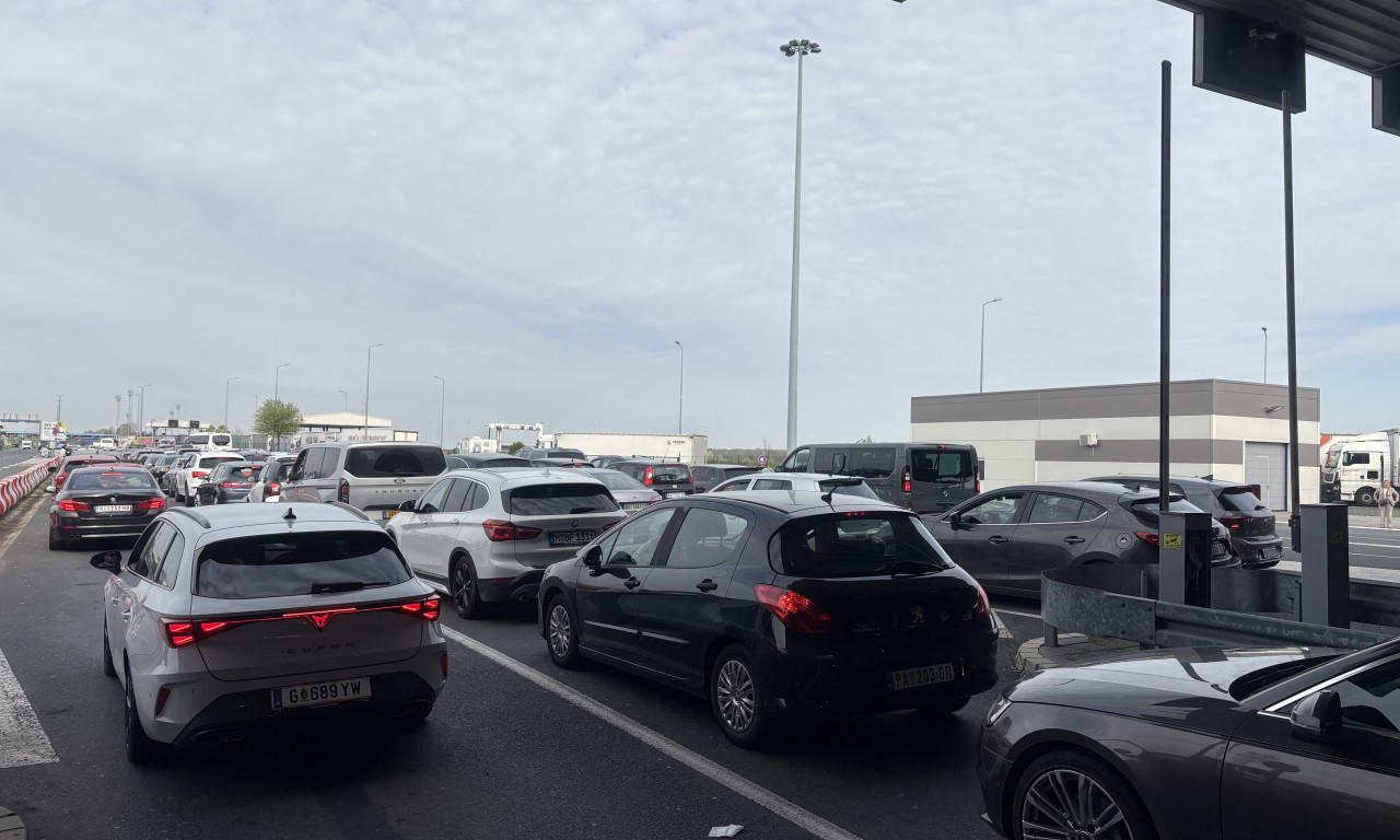 PRVI DAN EES SISTEMA DONEO HAOS: Na Batrovcima kilometarske kolone, putnici očajni: "Spremili smo hranu i vodu!" (VIDEO)