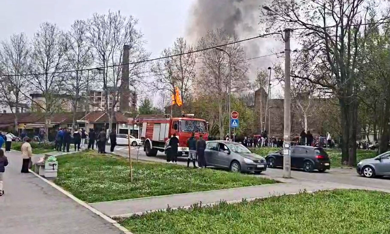 K1INFO NA LICU MESTA! Gori Stari mlin u Obrenovcu, sirene odjekuju gradom, kulja gust i crn dim (FOTO/VIDEO)