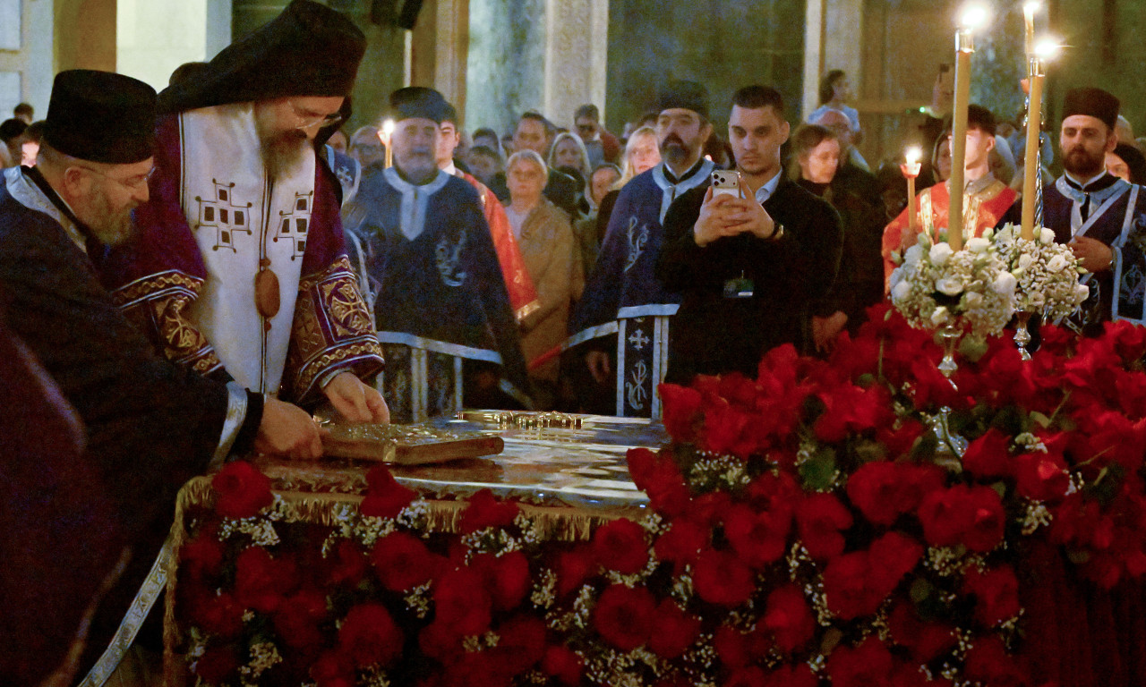 POGLEDAJTE PRELEPE SLIKE IZ SRPSKE SVETINJE! U Hramu Svetog Save na Veliki petak izneta plaštanica (FOTO/VIDEO)