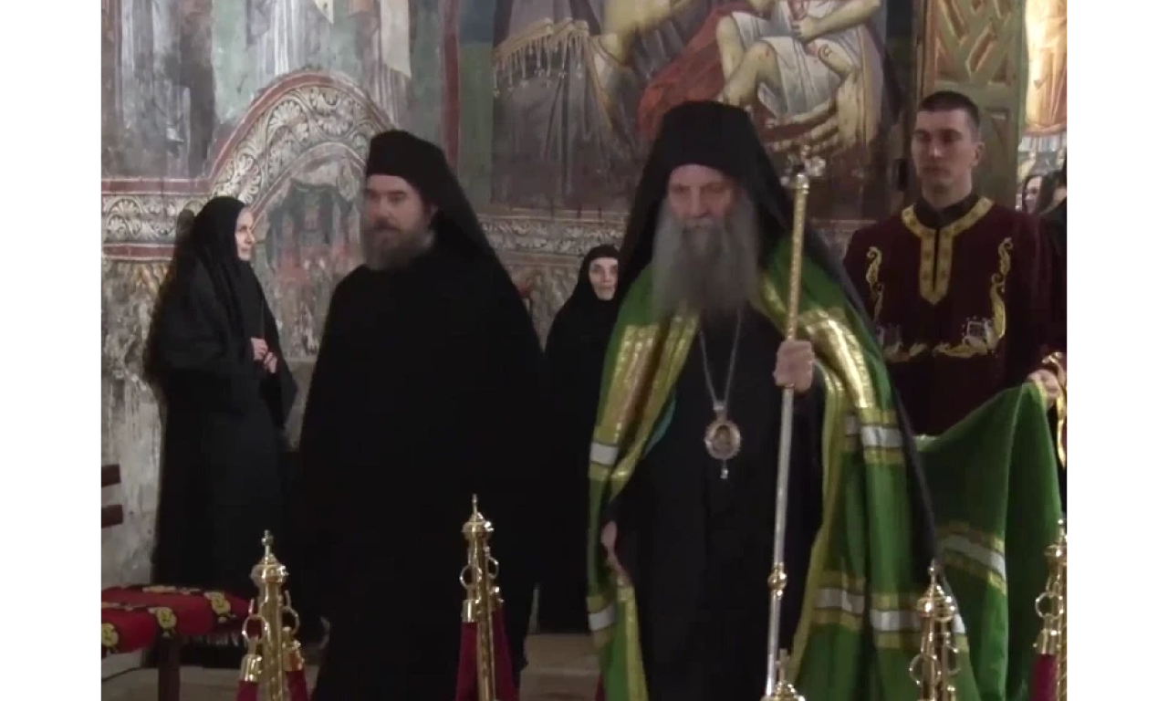 "DA NAM GOSPOD DA SMIRENJE I OTVORI DUHOVNI PUT" Patrijarh Porfirije u Pećkoj Patrijaršiji služio svetu liturgiju na Veliku subotu