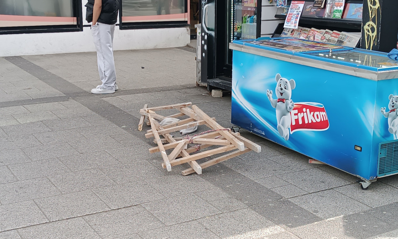 POVREĐENA ŽENA: Pao deo drvene konstrukcije sa tržnog centra "Nork" u Novom Sadu (FOTO)
