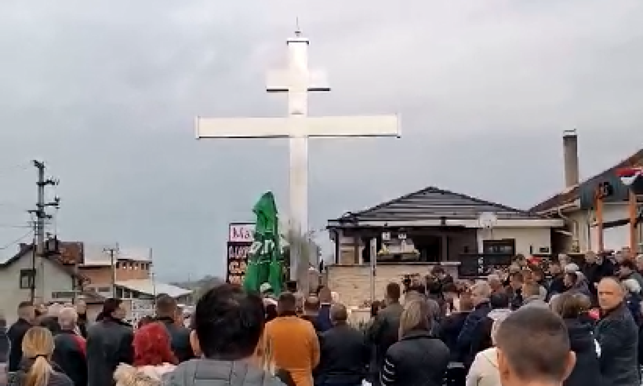 NA VELIKI UTORAK OSVEŠTAN KRST! Znamenje vere i ljubavi u naselju Krst u Loznici! (VIDEO)