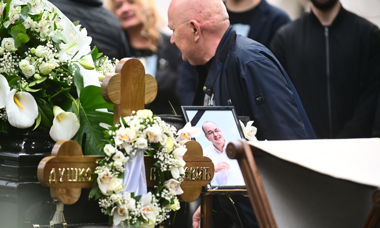DUŠKO VUJOŠEVIĆ SAHRANJEN UZ PESMU "STIH IZNAD SVIH" Reka poznatih ispratila legendu na večni počinak (FOTO+VIDEO)