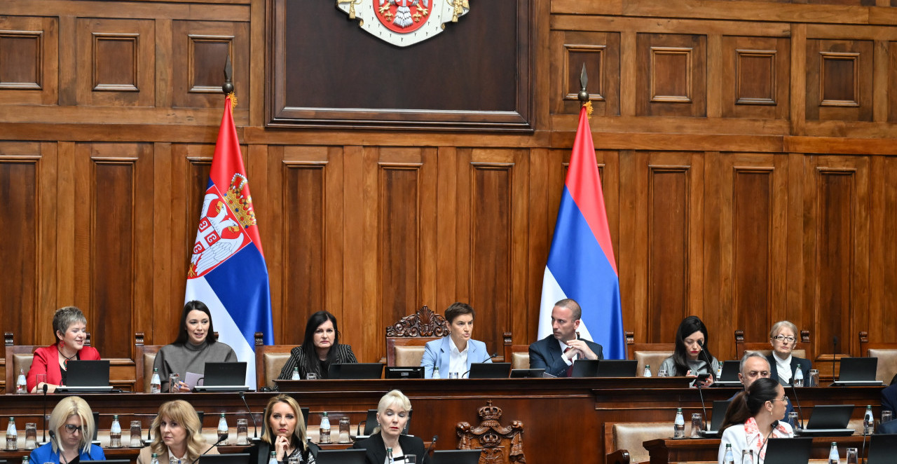 POSLANICI I DANAS U KLUPAMA U Skupštini Srbije objedinjena rasprava o 40 tačaka dnevnog reda (FOTO)
