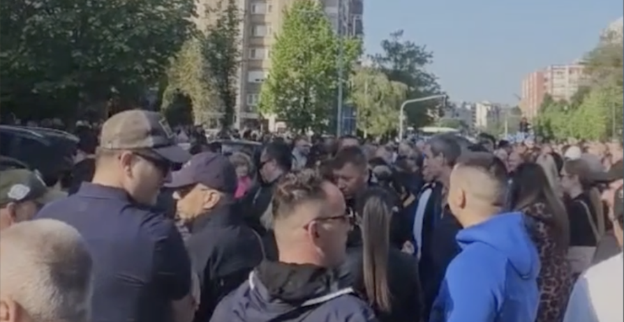NOVOSAĐANI IZAŠLI NA ULICE ZBOG POLICIJSKOG NASILJA NAD STARIJIM ČOVEKOM Građani traže pravdu zbog blokada (VIDEO)