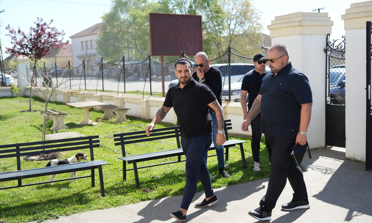 DARKO LAZIĆ ODAO POMEN BRATU 40 DANA OD SMRTI Pevač utučen od bola, okupili se prijatelji i kolege (FOTO)