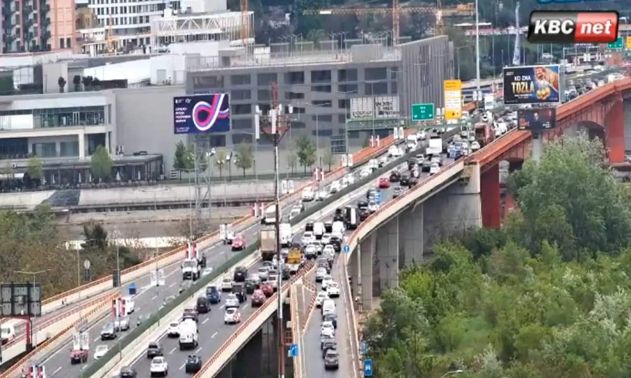 BEOGRAD U POTPUNOM KOLAPSU Vozila stoje i po 10 minuta, putnici izlaze iz autobusa