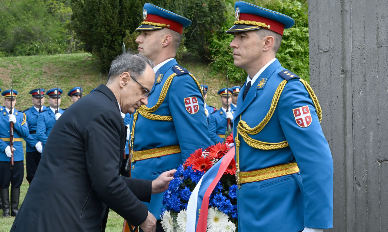 PREMIJER MACUT POLOŽIO VENAC U ČAST ŽRTVAMA FAŠIZMA Obeležena komemoracija u Jajincima (FOTO)