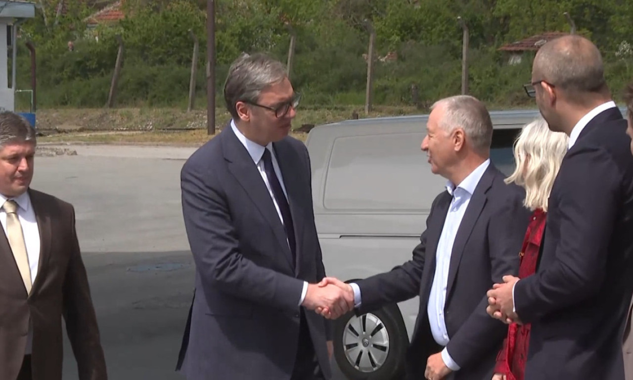 VUČIĆ U PARAĆINU: Predsednik na otvaranju pogona kompanije Vaider Srpska fabrika stakla (VIDEO)