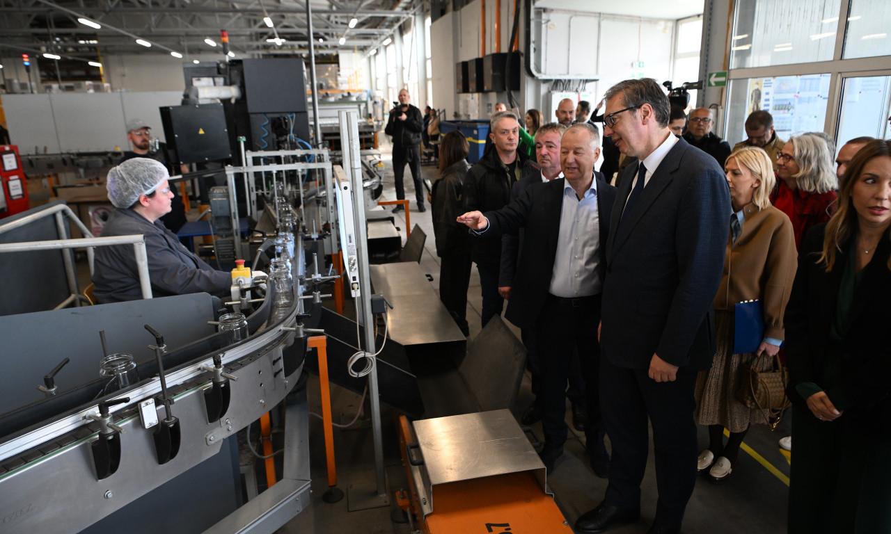 VUČIĆ U PARAĆINU: Predsednik na otvaranju pogona kompanije Vaider Srpska fabrika stakla (VIDEO)