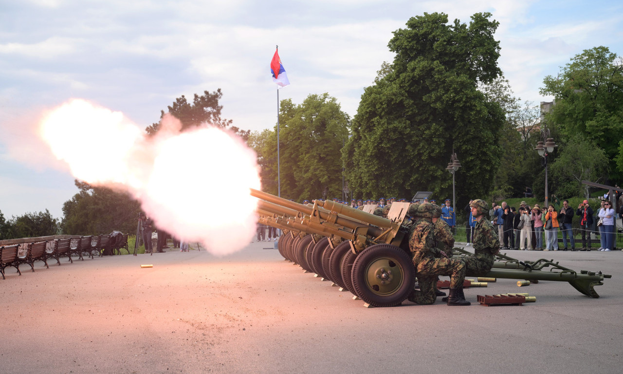 KALEMEGDANOM ODJEKNULI PLOTUNI! Počasna artiljerijska paljba povodom Dana Vojske Srbije (FOTO/VIDEO)