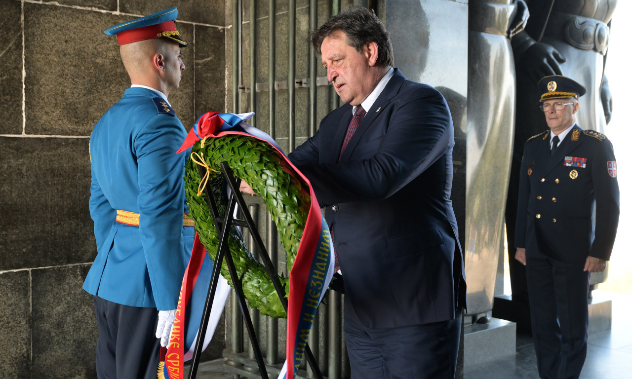 MINISTAR GAŠIĆ POLOŽIO VENAC NA SPOMENIKU NEZNANOM JUNAKU: "Živela Vojska Srbije"