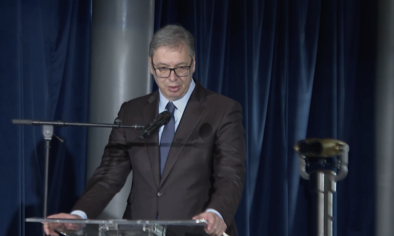 VUČIĆ OTKRIO DO SADA NEPOZNATE DETALJE O STANJU RATKA MLADIĆA: "Doneli su ga u ležećem položaju sa krevetom..." (VIDEO)